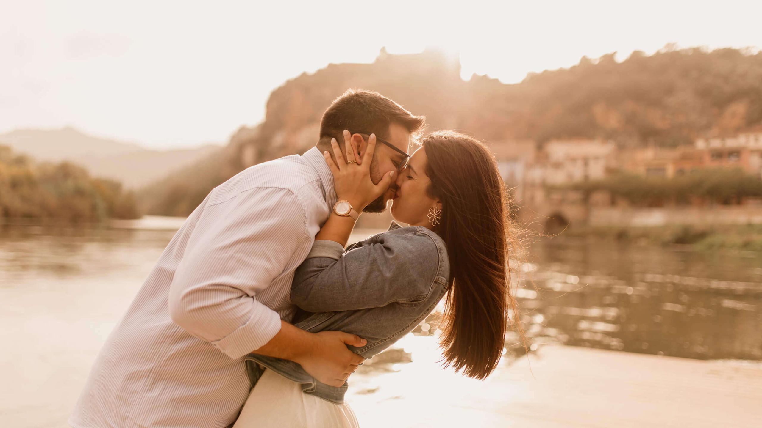 Una pareja besándose