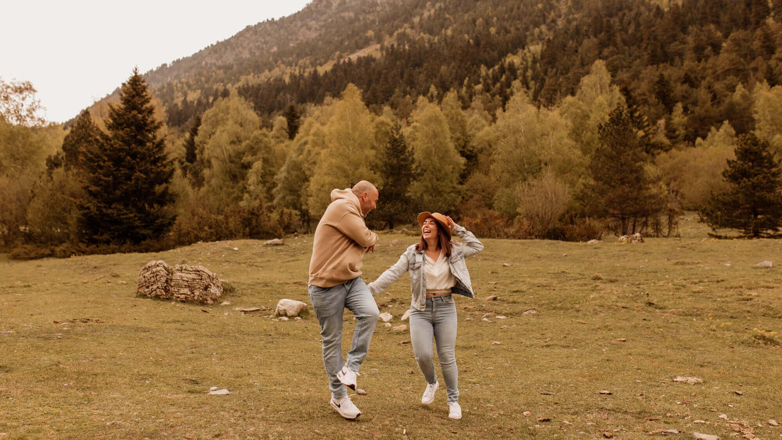 Una pareja jugando en el campo