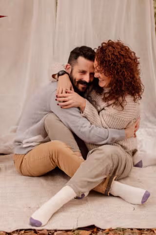 Una pareja abrazándose