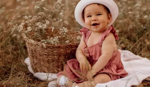 Imagen de una niña en el campo