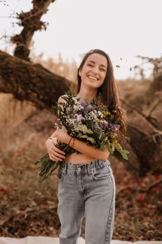 Mujer posando con ramo de flores