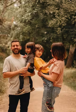 Imagen de una pareja con dos niños