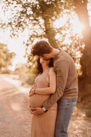 Imagen de una pareja donde ella está embarazada