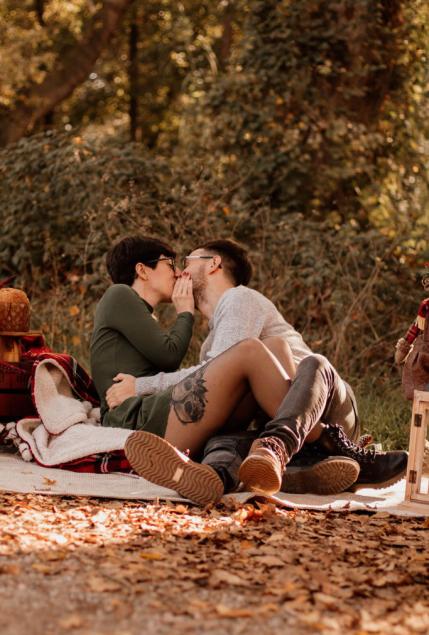 Una pareja besándose