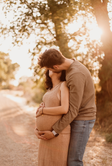 Imagen de una pareja donde ella está embarazada